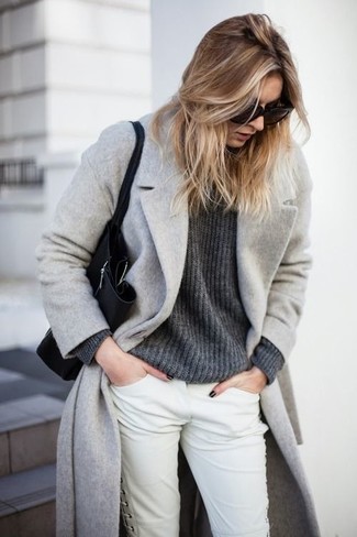 Come indossare e abbinare una borsa shopping nera quando fa freddo: Scegli un outfit composto da un cappotto grigio e una borsa shopping nera per le giornate pigre.