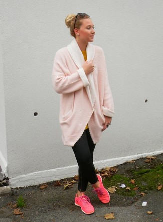 Quale pantaloni skinny indossare con sneakers basse rosa quando fa caldo: Opta per un cappotto rosa e pantaloni skinny per un look ordinato e appropriato. Sneakers basse rosa aggiungono un tocco particolare a un look altrimenti classico.