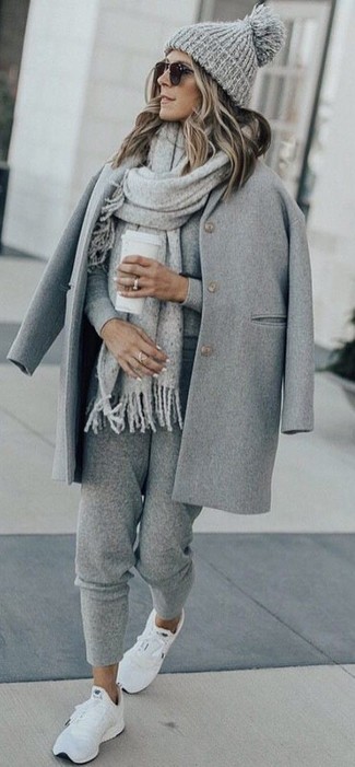 Come indossare e abbinare un maglione grigio per una donna di 20 anni: Scegli un maglione grigio e pantaloni sportivi grigi per andare a prendere un caffè in stile casual. Scarpe sportive bianche sono una valida scelta per completare il look.