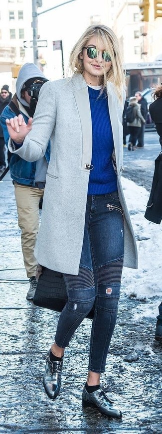 Come indossare e abbinare stringate per una donna di 30 anni quando fa gelo in modo casual: Opta per un cappotto grigio e jeans aderenti strappati blu scuro per un look raffinato per il tempo libero. Mettiti un paio di stringate per un tocco virile.