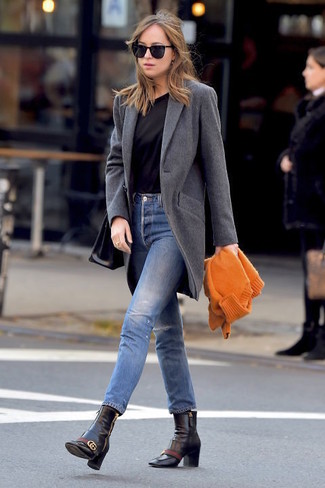 Quale jeans aderenti indossare con un cappotto grigio in autunno 2024: Coniuga un cappotto grigio con jeans aderenti per vestirti casual. Stivaletti in pelle neri sono una splendida scelta per completare il look. Ecco un outfit perfetto per questo autunno.