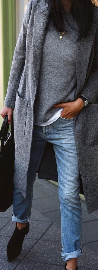 Quale stivali chelsea indossare con un maglione girocollo grigio scuro: Prova ad abbinare un maglione girocollo grigio scuro con jeans boyfriend blu per essere casual. Rifinisci questo look con un paio di stivali chelsea.