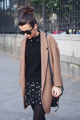 Come indossare e abbinare un cappotto beige per una donna di 30 anni in modo smart-casual: Opta per un cappotto beige e un maglione girocollo nero per vestirti casual.