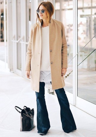 Come indossare e abbinare jeans a campana blu per una donna di 30 anni in primavera 2025: Indossa un cappotto marrone chiaro con jeans a campana blu per essere trendy e seducente. Questo è il look indispensabile per questa stagione primaverile.