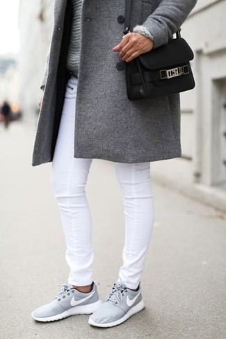 Quale scarpe sportive indossare con jeans aderenti bianchi per una donna di 30 anni in modo casual: Abbina un cappotto grigio con jeans aderenti bianchi per un look spensierato e alla moda. Mettiti un paio di scarpe sportive per un tocco più rilassato.