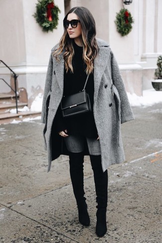 Quale cappotto indossare con stivali sopra il ginocchio neri in autunno 2024: Prova ad abbinare un cappotto con jeans aderenti grigi per essere casual. Completa questo look con un paio di stivali sopra il ginocchio neri. Ecco un look autunnale perfetto per il tuo.