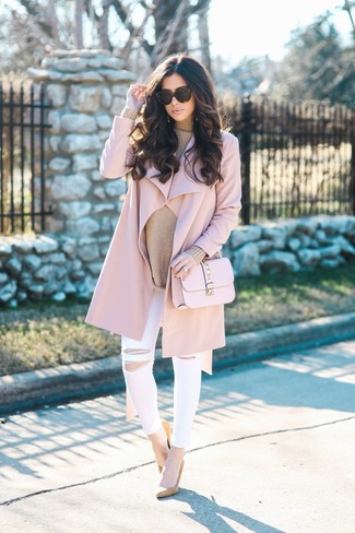 Come indossare e abbinare jeans bianchi quando fa freddo: Un cappotto rosa e jeans bianchi sono un outfit perfetto da sfoggiare nel tuo guardaroba. Un paio di décolleté in pelle scamosciata marrone chiaro si abbina alla perfezione a una grande varietà di outfit.