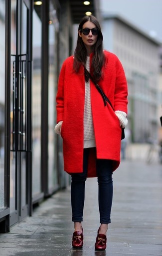 Come indossare e abbinare un cappotto rosso con stivaletti in pelle rossi in primavera 2025: Combina un cappotto rosso con jeans aderenti blu scuro per un look semplice, da indossare ogni giorno. Stivaletti in pelle rossi sono una gradevolissima scelta per completare il look. Una buona idea per i mesi primaverili!