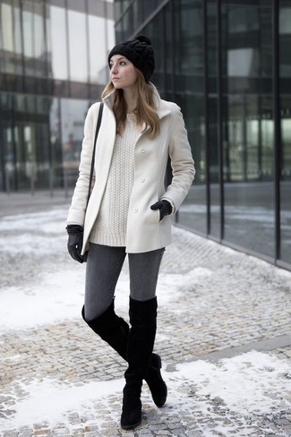 Come indossare e abbinare stivali sopra il ginocchio quando fa gelo: Scegli un outfit composto da un cappotto bianco e jeans aderenti grigio scuro per vestirti casual. Stivali sopra il ginocchio sono una splendida scelta per completare il look.