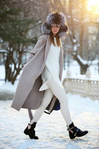 Come indossare e abbinare un colbacco grigio in modo smart-casual: Prova ad abbinare un cappotto grigio con un colbacco grigio per essere casual. Stivaletti in pelle tagliati neri sono una eccellente scelta per completare il look.