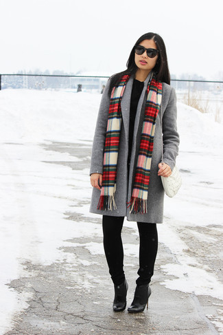Come indossare e abbinare una sciarpa rossa quando fa freddo: Indossa un cappotto grigio con una sciarpa rossa per un'atmosfera casual-cool. Un paio di stivaletti in pelle neri si abbina alla perfezione a una grande varietà di outfit.