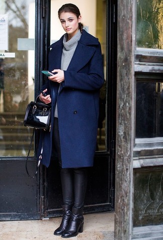 Come indossare e abbinare leggings con stivaletti quando fa freddo: Combina un cappotto blu scuro con leggings per vestirti casual. Stivaletti sono una gradevolissima scelta per completare il look.
