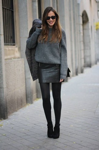Look alla moda per donna: Cappotto scozzese grigio scuro, Maglione oversize grigio scuro, Minigonna in pelle nera, Stivaletti in pelle scamosciata neri