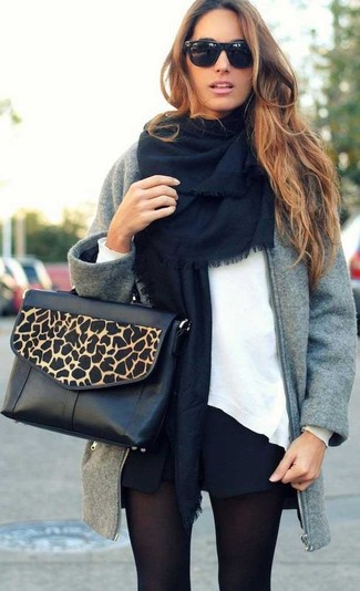 Come indossare e abbinare una borsa leopardata beige per una donna di 30 anni: Mostra il tuo stile in un cappotto grigio con una borsa leopardata beige per andare a prendere un caffè in stile casual.
