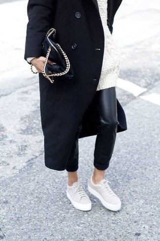 Come indossare e abbinare una pochette nera: Combina un cappotto nero con una pochette nera per un fantastico look da sfoggiare nel weekend. Sneakers basse beige sono una valida scelta per completare il look.
