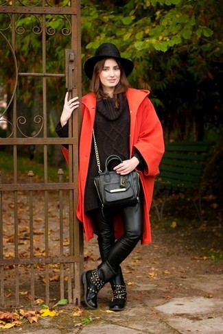 Come indossare e abbinare un borsalino nero: Potresti abbinare un cappotto arancione con un borsalino nero per una sensazione di semplicità e spensieratezza. Ti senti creativo? Completa il tuo outfit con un paio di stivali al polpaccio in pelle con borchie neri.