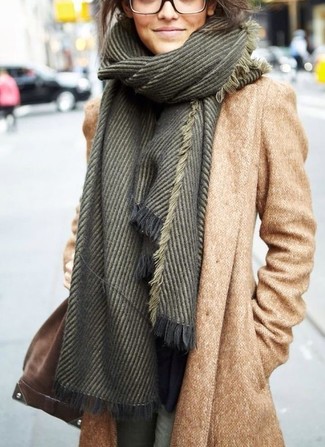 Come indossare e abbinare una borsa a tracolla terracotta per una donna di 30 anni quando fa freddo in modo formale: Abbina un cappotto marrone chiaro con una borsa a tracolla terracotta per un outfit rilassato ma alla moda.
