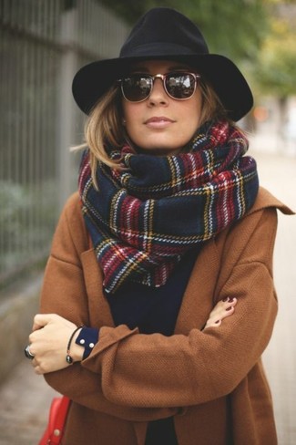 Come indossare e abbinare una sciarpa blu per una donna di 20 anni quando fa freddo: Abbina un cappotto marrone chiaro con una sciarpa blu per un'atmosfera casual-cool.