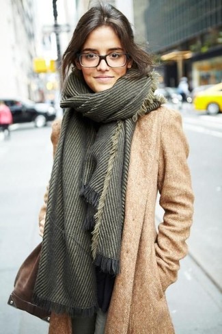 Look alla moda per donna: Cappotto marrone chiaro, Borsa shopping in pelle scamosciata marrone, Sciarpa verde oliva
