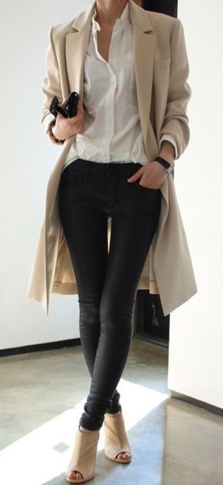Quale jeans aderenti indossare con stivaletti marrone chiaro per una donna di 30 anni: Opta per un cappotto marrone chiaro e jeans aderenti per un semplice tocco di eleganza. Un paio di stivaletti marrone chiaro si abbina alla perfezione a una grande varietà di outfit.