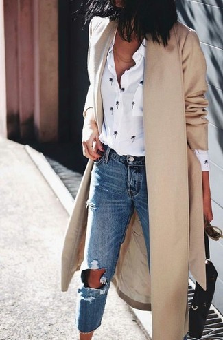 Come indossare e abbinare jeans strappati blu per una donna di 30 anni in primavera 2024 in modo smart-casual: Punta su un cappotto marrone chiaro e jeans strappati blu per un look spensierato e alla moda. Ecco una eccellente scelta per creare uno stupendo outfit primaverile.