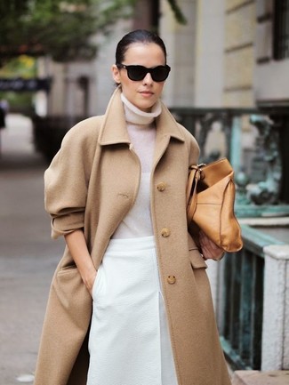 Come indossare e abbinare un cappotto marrone chiaro in primavera 2025 in modo formale: Metti un cappotto marrone chiaro e una gonna a tubino bianca per un look ordinato e appropriato. Una buona scelta per le temperature primaverili!