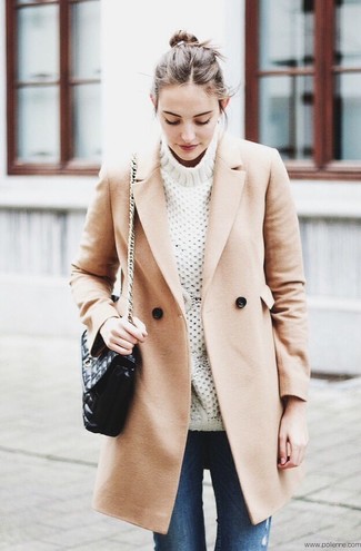 Quale dolcevita indossare con un cappotto beige: Punta su un cappotto beige e un dolcevita per un look da sfoggiare sul lavoro.