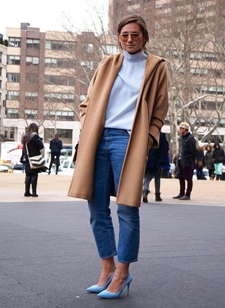 Come indossare e abbinare un cappotto beige con jeans blu: Prova a combinare un cappotto beige con jeans blu per essere trendy e seducente. Décolleté in pelle acqua sono una interessante scelta per completare il look.