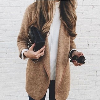 Come indossare e abbinare una borsa trapuntata nera per una donna di 30 anni quando fa freddo: Prova a combinare un cappotto marrone chiaro con una borsa trapuntata nera per un'atmosfera casual-cool.