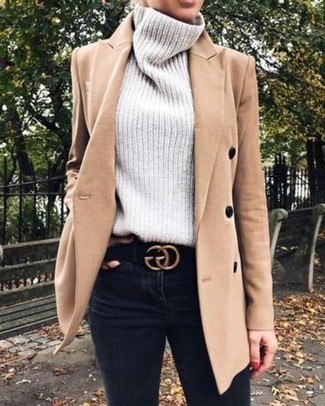 Come indossare e abbinare un dolcevita grigio in autunno 2024 in modo smart-casual: Vestiti con un dolcevita grigio e jeans aderenti neri per un semplice tocco di eleganza. Questo è l'outfit ideale per i mesi autunnali.