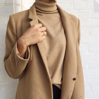 Come indossare e abbinare un cappotto marrone chiaro quando fa caldo in modo formale: Scegli un cappotto marrone chiaro e jeans aderenti neri per un look semplice, da indossare ogni giorno.