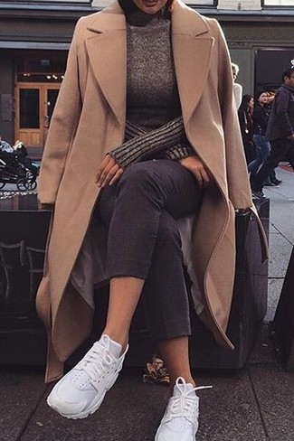 Come indossare e abbinare sneakers per una donna di 30 anni in modo smart-casual: Scegli un cappotto marrone chiaro e jeans aderenti neri per essere casual. Se non vuoi essere troppo formale, indossa un paio di sneakers.