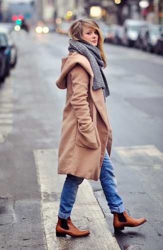 Look alla moda per donna: Cappotto marrone chiaro, Jeans blu, Stivali chelsea in pelle marroni, Sciarpa grigia