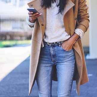 Quale jeans aderenti indossare con un cappotto beige in autunno 2024: Indossa un cappotto beige e jeans aderenti per essere trendy e seducente. Questo è sicuramente l'outfit da copiare in questa stagione autunnale.
