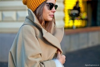 Come indossare e abbinare un cuffia quando fa freddo: Vestiti con un cappotto marrone chiaro e un cuffia per un look perfetto per il weekend.