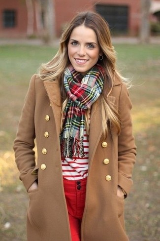 Come indossare e abbinare una sciarpa per una donna di 30 anni in autunno 2024 in modo smart-casual: Vestiti con un cappotto marrone chiaro e una sciarpa per un look spensierato e alla moda. Ideale per l’autunno, ovviamente!