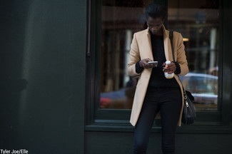 Come indossare e abbinare un cappotto marrone chiaro per una donna di 30 anni in modo smart-casual: Metti un cappotto marrone chiaro e jeans aderenti neri e sarai un vero sballo.
