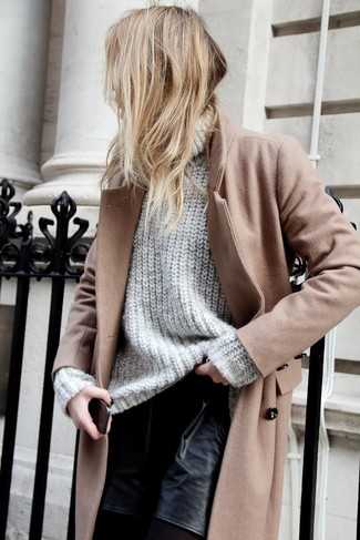 Look alla moda per donna: Cappotto marrone chiaro, Maglione oversize grigio, Pantaloncini in pelle neri