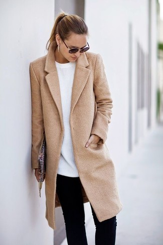 Come indossare e abbinare un cappotto beige quando fa caldo: Prova ad abbinare un cappotto beige con jeans aderenti neri per un look trendy e alla mano.
