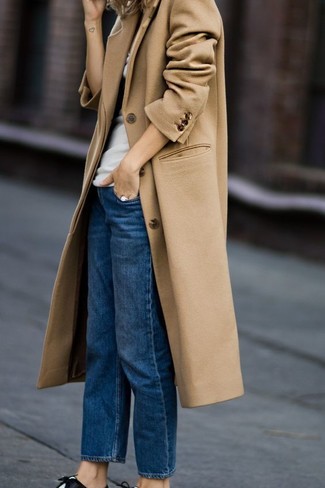 Quale jeans indossare con un cappotto beige in primavera 2025: Punta su un cappotto beige e jeans per un semplice tocco di eleganza. Scarpe oxford in pelle nere e bianche sono una valida scelta per completare il look. Un look magnifico per essere cool e trendy anche in questi mesi primaverili.