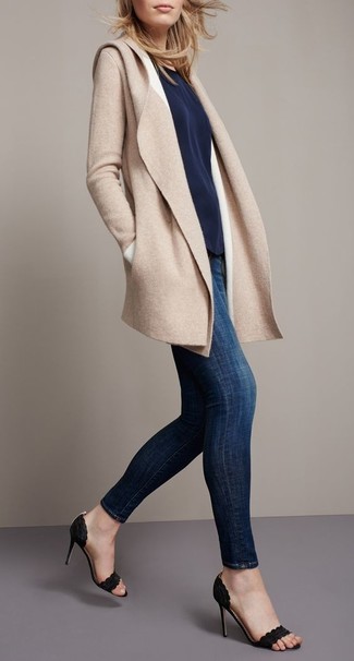 Quale sandali con tacco indossare con jeans aderenti blu quando fa gelo in modo smart-casual: Scegli un outfit composto da un cappotto marrone chiaro e jeans aderenti blu per un look spensierato e alla moda. Sandali con tacco sono una validissima scelta per completare il look.