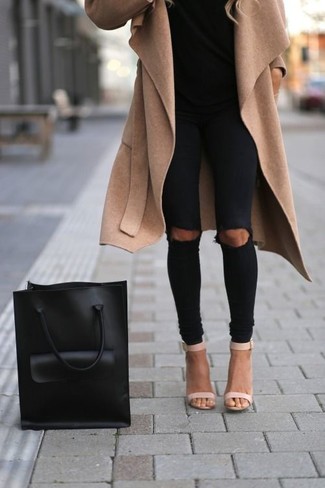 Quale jeans aderenti indossare con una t-shirt girocollo nera in modo casual: Punta su una t-shirt girocollo nera e jeans aderenti per un'atmosfera casual-cool. Questo outfit si abbina perfettamente a un paio di sandali con tacco in pelle beige.