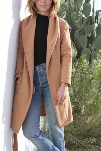 Quale jeans indossare con un cappotto marrone chiaro quando fa freddo in modo smart-casual: Scegli un cappotto marrone chiaro e jeans per un outfit che si fa notare.