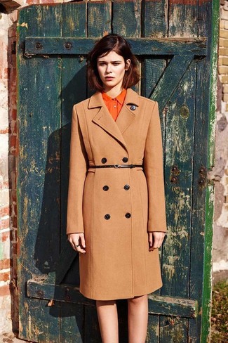 Come indossare e abbinare un cappotto marrone chiaro in modo smart-casual: Opta per un cappotto marrone chiaro e un vestito chemisier arancione per un pranzo domenicale con gli amici.