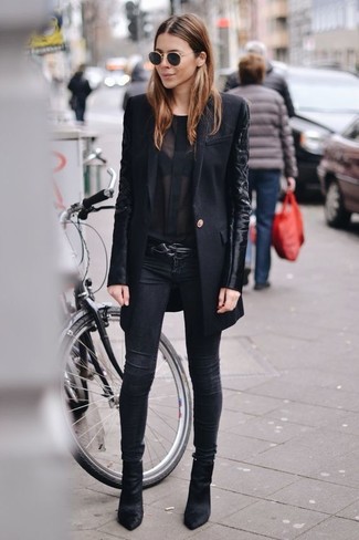 Come indossare e abbinare una camicetta di chiffon nera per una donna di 30 anni quando fa freddo: Vestiti con una camicetta di chiffon nera e jeans aderenti neri per vestirti casual. Stivaletti in pelle scamosciata neri sono una eccellente scelta per completare il look.