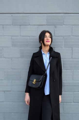 Come indossare e abbinare leggings neri quando fa freddo in modo smart-casual: Per un outfit quotidiano pieno di carattere e personalità, abbina un cappotto nero con leggings neri.