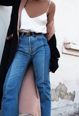 Quale jeans a campana indossare con un cappotto nero per una donna di 30 anni quando fa caldo in modo smart-casual: Potresti abbinare un cappotto nero con jeans a campana per affrontare con facilità la tua giornata.