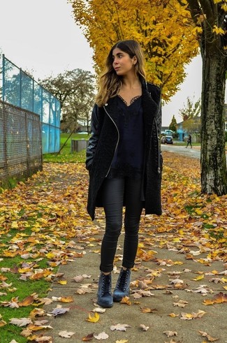 Come indossare e abbinare un cappotto nero con jeans aderenti neri: Abbina un cappotto nero con jeans aderenti neri per vestirti casual. Stivaletti con lacci in pelle scamosciata grigi sono una valida scelta per completare il look.