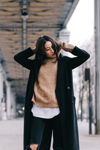 Come indossare e abbinare un dolcevita marrone chiaro in modo casual: Opta per un dolcevita marrone chiaro e jeans aderenti strappati neri per creare un look raffinato e glamour.