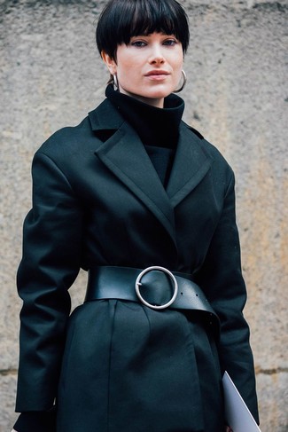 Come indossare e abbinare una cintura a vita alta in pelle nera per una donna di 30 anni: Opta per un cappotto nero e una cintura a vita alta in pelle nera per un look comfy-casual.